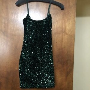 Homecoming 2022. Short fitted emerald green dress. Stretchy fabric